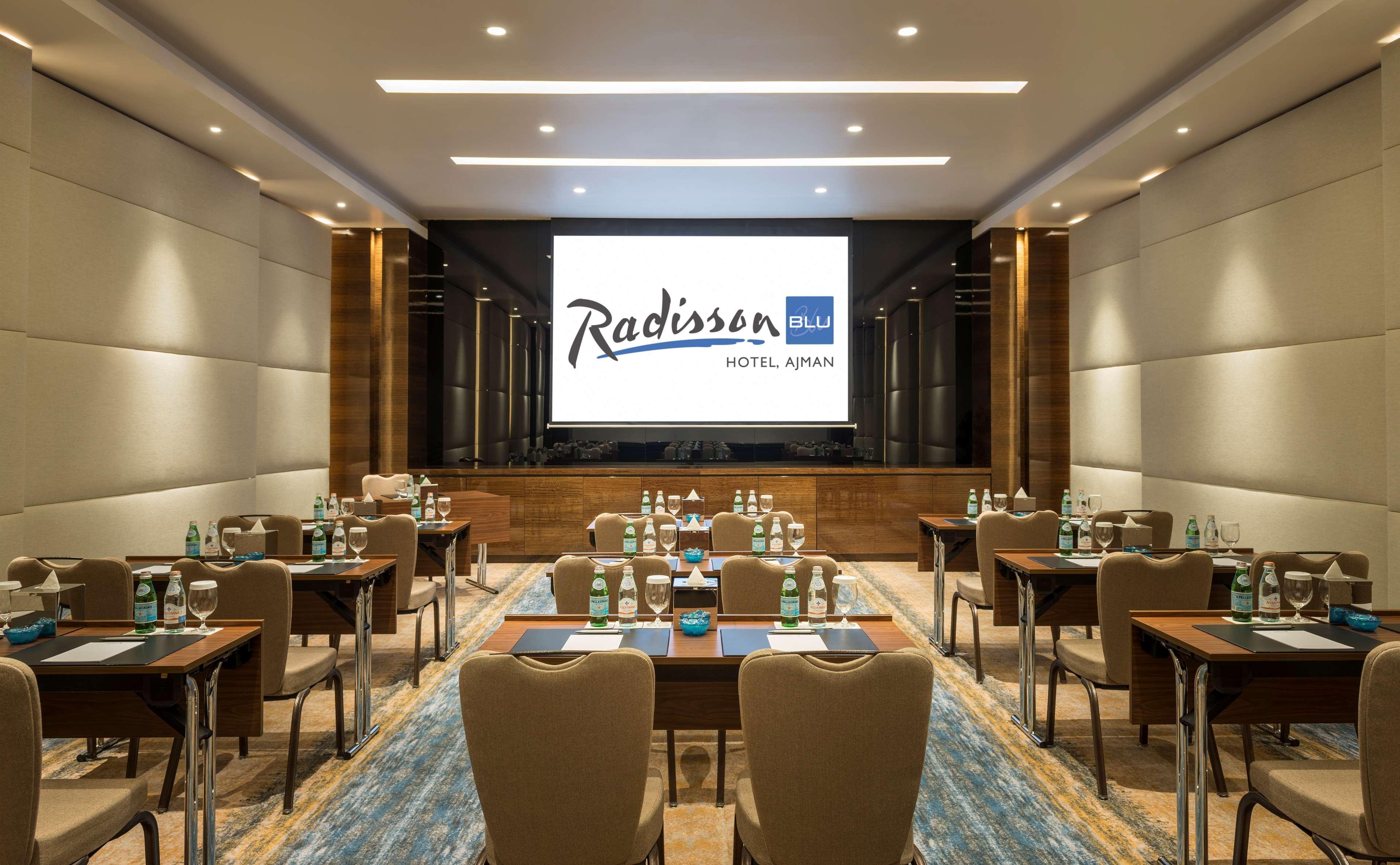 Radisson Blu Hotel, Adżman Zewnętrze zdjęcie